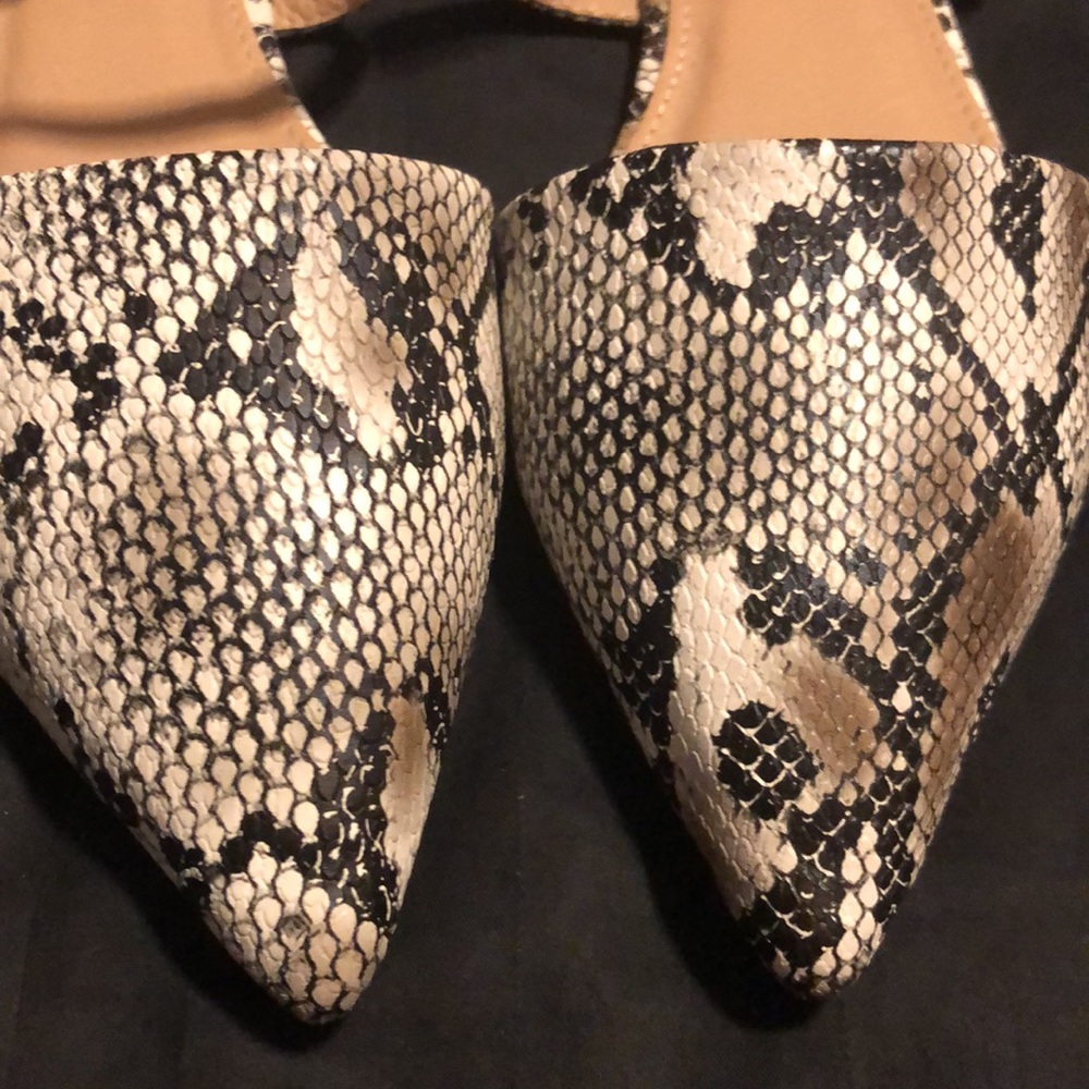 Women’s size 8 snake skin flats - Picture 5 of 7